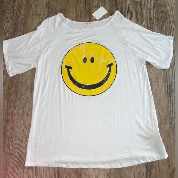 Smiley Face oversized Tee😊 - Picture 2 of 4